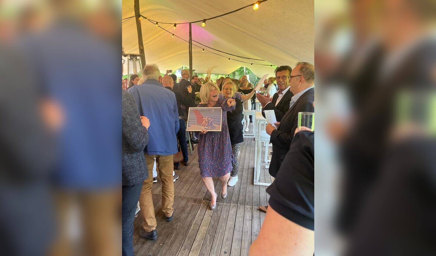 Met het zo juist ontvangen cadeau in de hand werd de polonaise gelopen