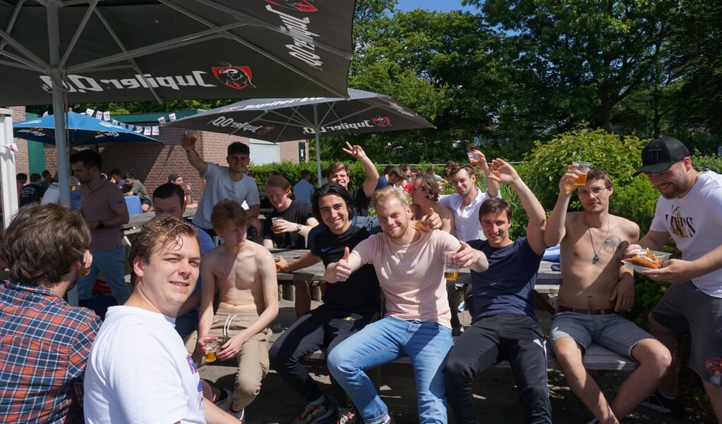 Getuige deze feestvierende jongeren op het buitenterras van FC De Bilt zat de stemming er goed in.