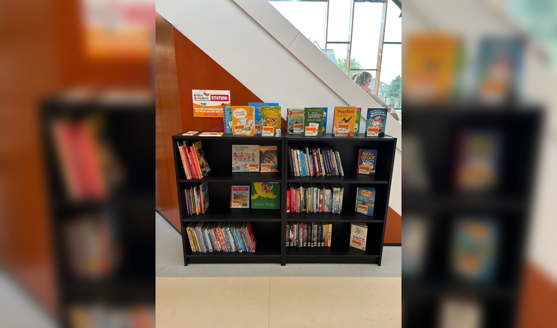 Mensen die boeken willen doneren voor de kinder-zwerfboeken-kast kunnen die afgeven op basisschool De Regenboog, Aeolusweg 8 in De Bilt. De leerkracht zorgt dan voor een sticker en plaatsing in de zwerfboekenkast.