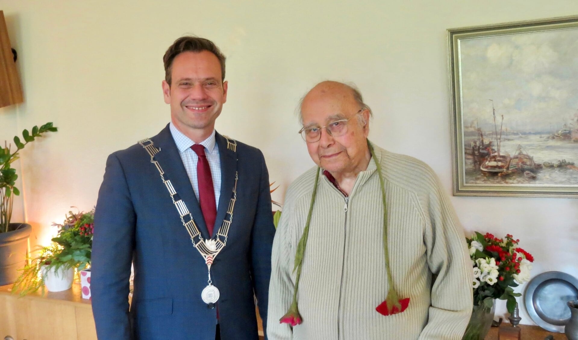 Burgemeester Sjoerd Potters op bezoek bij de honderdjarige Fred Hisschemöller.