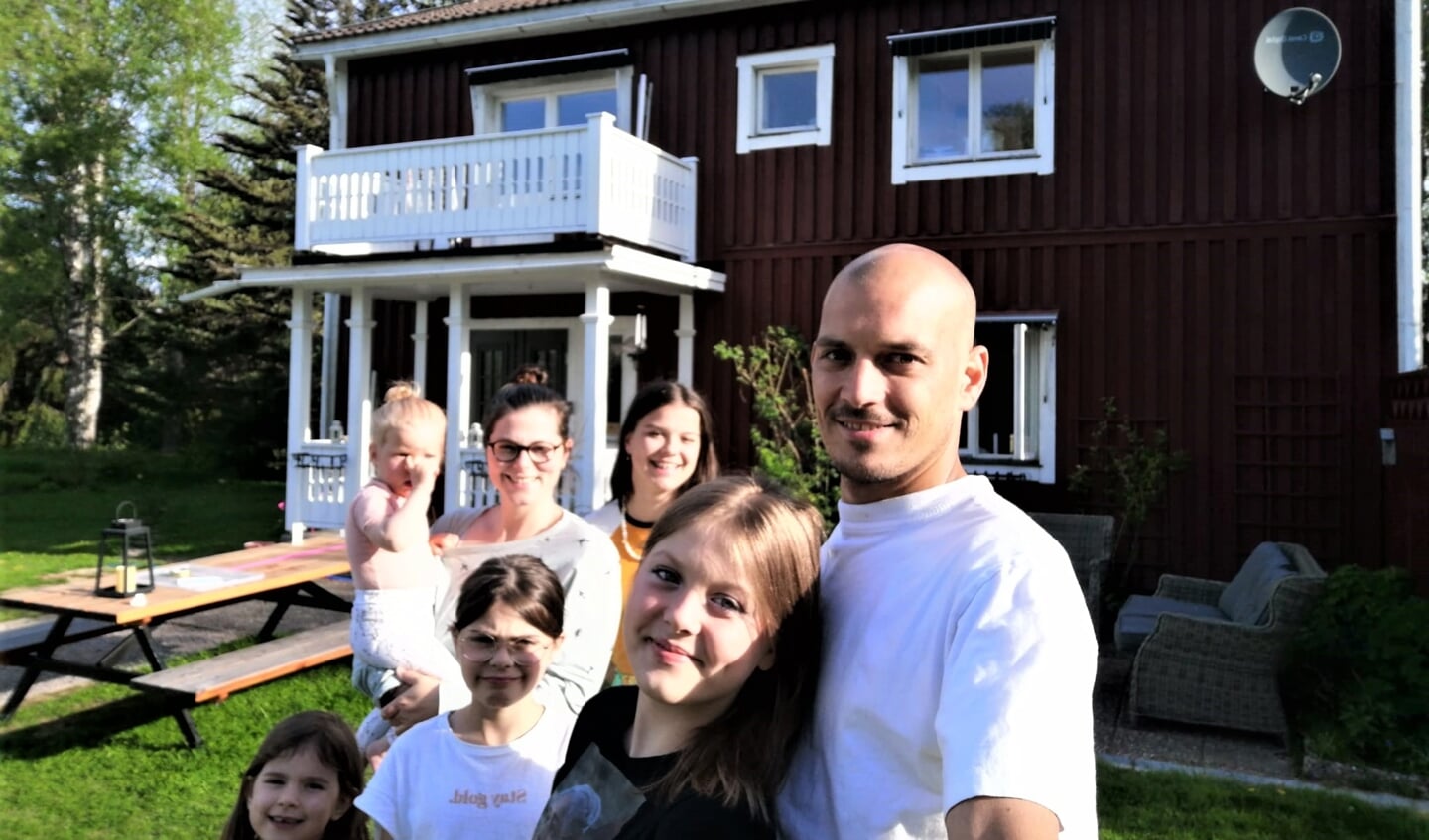 De familie De Graaf voor hun nieuwste huis in Zweden. V.l.n.r. achter Floor 1,5 jaar, Marcella en Kyra 14 jaar. Voor: Lieke 6 jaar, Jasmijn 11 jaar, Esmee 13 jaar en Freek. 