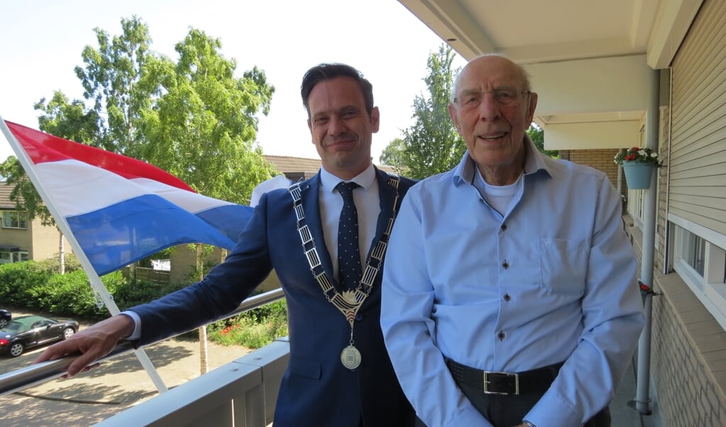 De jarige Marten Mobach met burgemeester Sjoerd Potters.