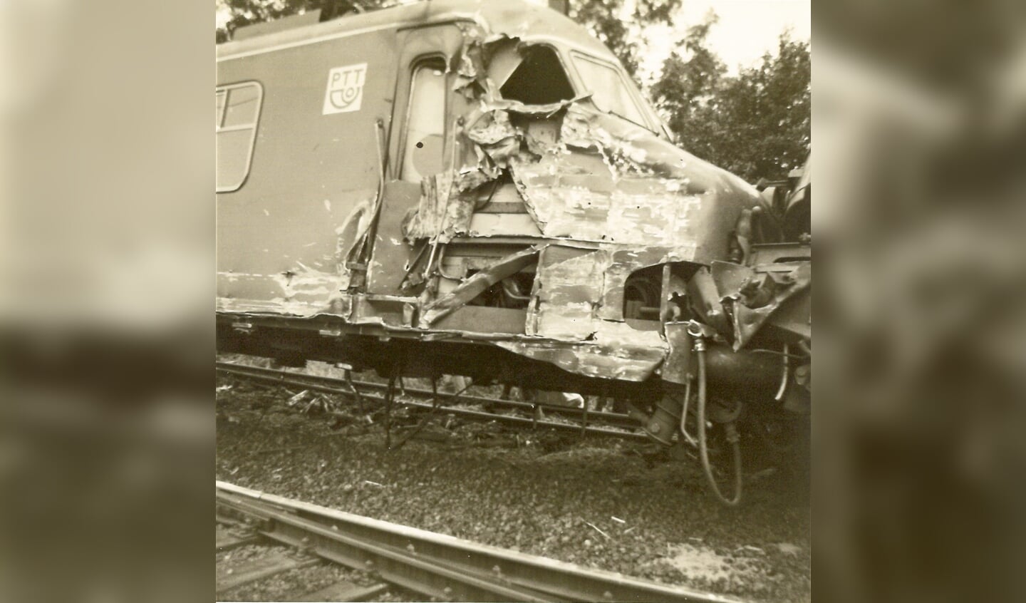De zwaar beschadigde trein.