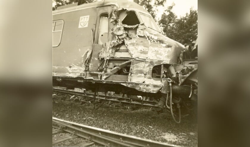 De zwaar beschadigde trein.
