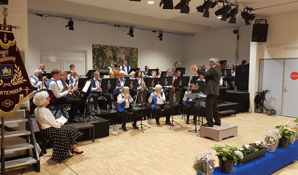 Harmonieorkest Kunst en Genoegen concerteerde afgelopen zaterdag in De Vierstee in Maartensdijk.