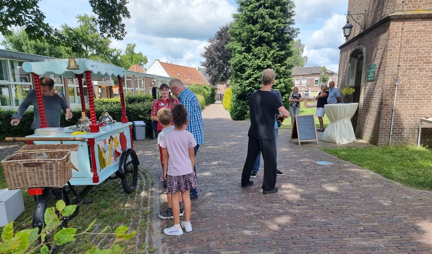 IJscokar bij de Biltse Dorpskerk is bij jong en oud in trek.