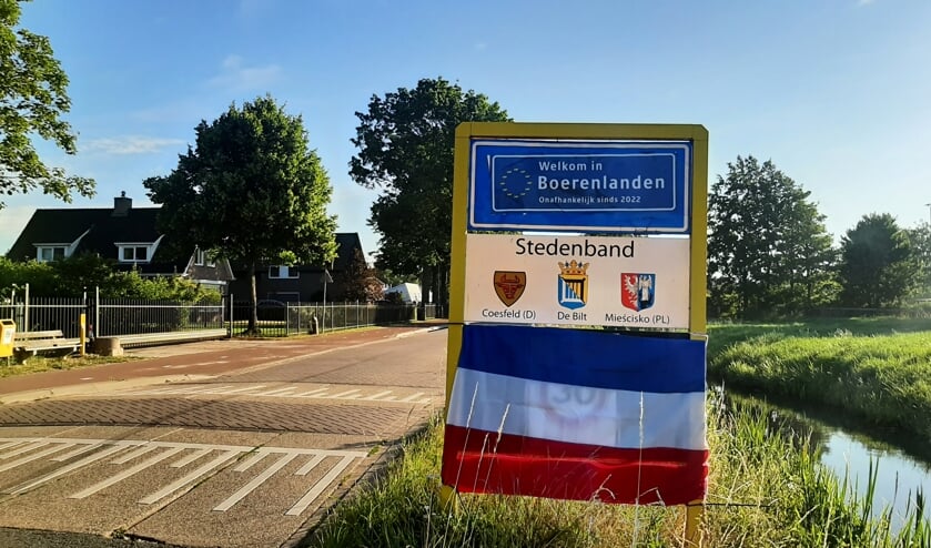 In een ludieke actie werd Westbroek dit weekend omgedoopt in ‘Boerenlanden, onafhankelijk sinds 2022” (naar voorbeeld van Vijfherenlanden … Boerenlanden) en kreeg iedere lantaarn-paal een omgekeerde vlag. Een noodkreet van de dorpsgemeenschap.