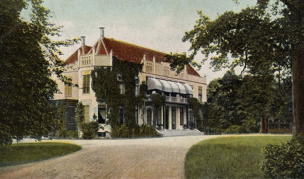 Jagtlust, sinds 1932 als gemeentehuis in gebruik, is ontstaan uit een boerderij die bij het klooster Oostbroek behoord heeft. (foto uit 1905 uit Beeldbank Historische Kring De Bilt). 