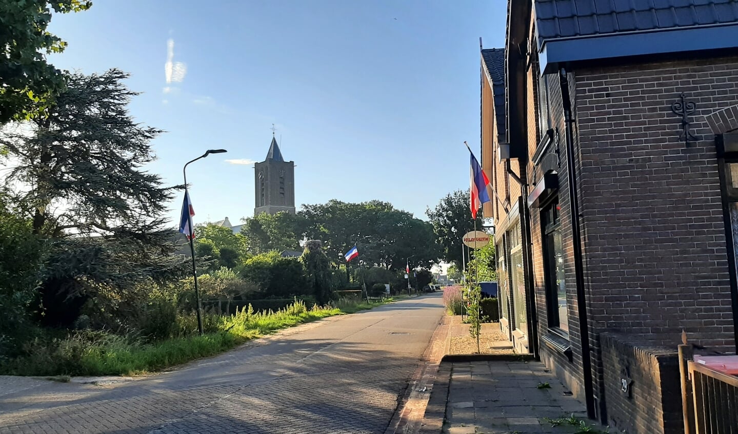 De vlaggen, aan de huizen opgehangen uit solidariteit, worden nadrukkelijk ervaren als steun.