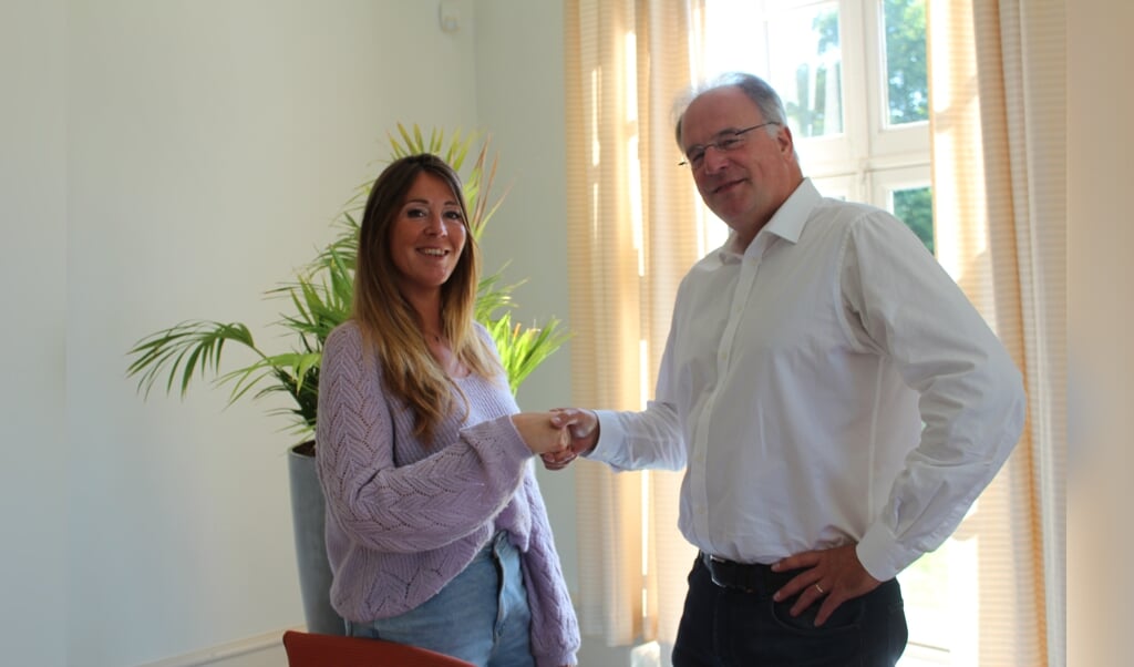 Wethouder Anne Marie ’t Hart en Luc Jonker (Stichting Planschade Bilthoven Noord) bereikten een akkoord. 