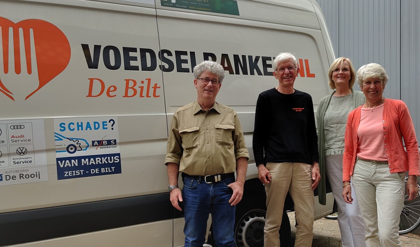 V.l.n.r. voor de te vervangen bus: Bert Roozendaal en Jacques Berk (Voedselbank) met Anja Tammens en Elly Westerburger van Lions Club Bilthoven 2000.