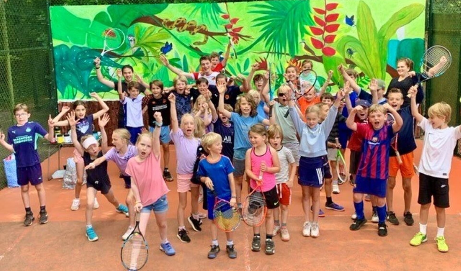 Met vereende krachten is het saaie muurtje omgetoverd tot een jungle tennisavontuur.