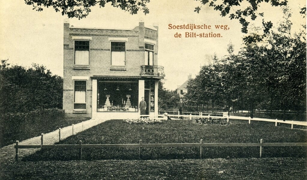 De eerste winkel bij ‘Station De Bilt’, het huidige Bilthoven, werd in 1916 gebouwd en geopend voor kruidenier M. Verkade. Vanaf 2019 zit Brasserie Olivier er.(foto via onlinemuseumdebilt.nl)