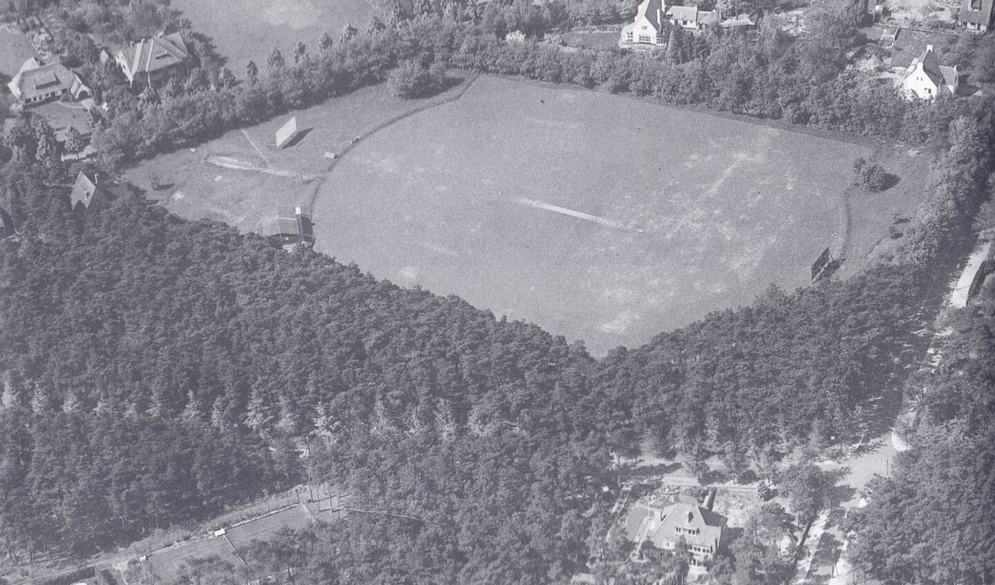 Luchtfoto van het Kesslerveld. Linksonder nog een deel van de tennisbaan en het zwembad van villa Zomerland. De grote andere villa’s werden door de familie-NV Propriëtas voor vrienden gebouwd.