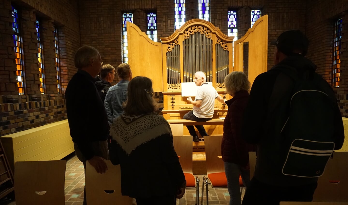 De deuren van de Woudkapel in Bilthoven stonden open, organist Gerard Zwart geeft tekst en uitleg.