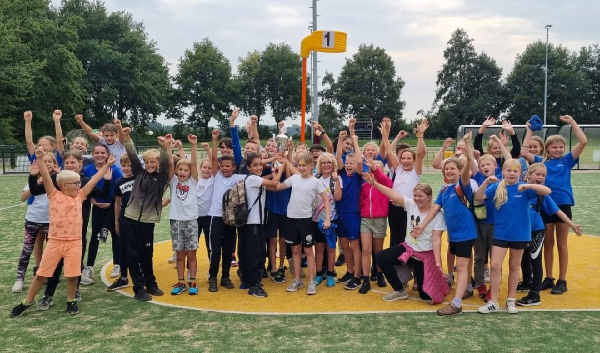 De Martin Luther King-school viert de winst van de wisselbeker.