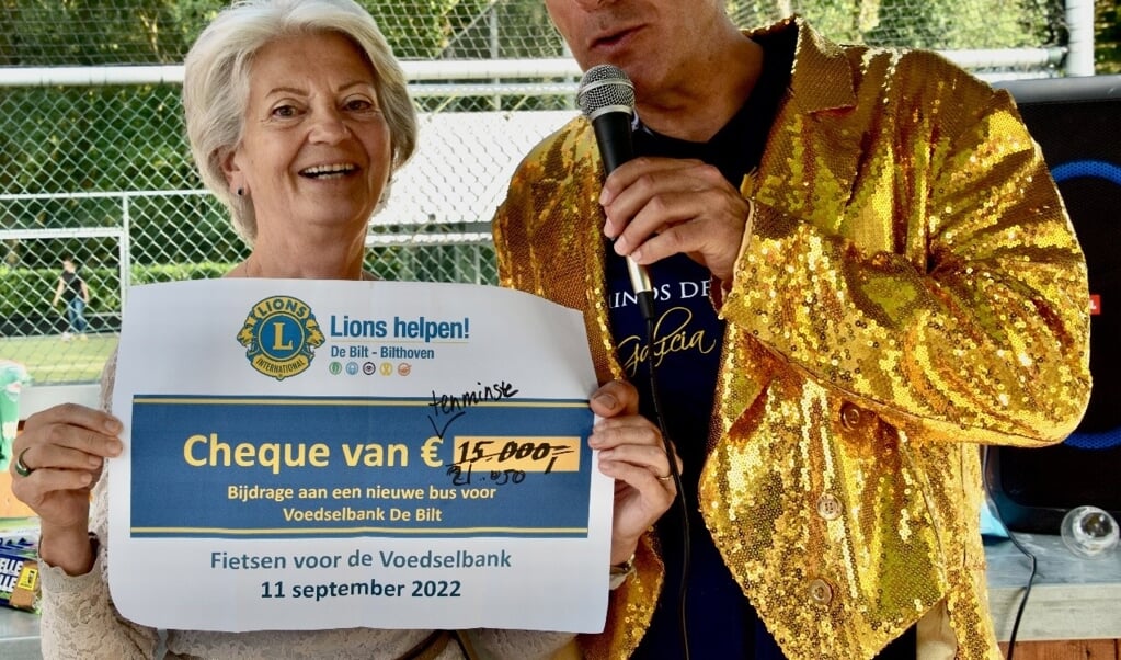 Trudie is blij met de cheque van Lionsclub de Bilt-Bilthoven.