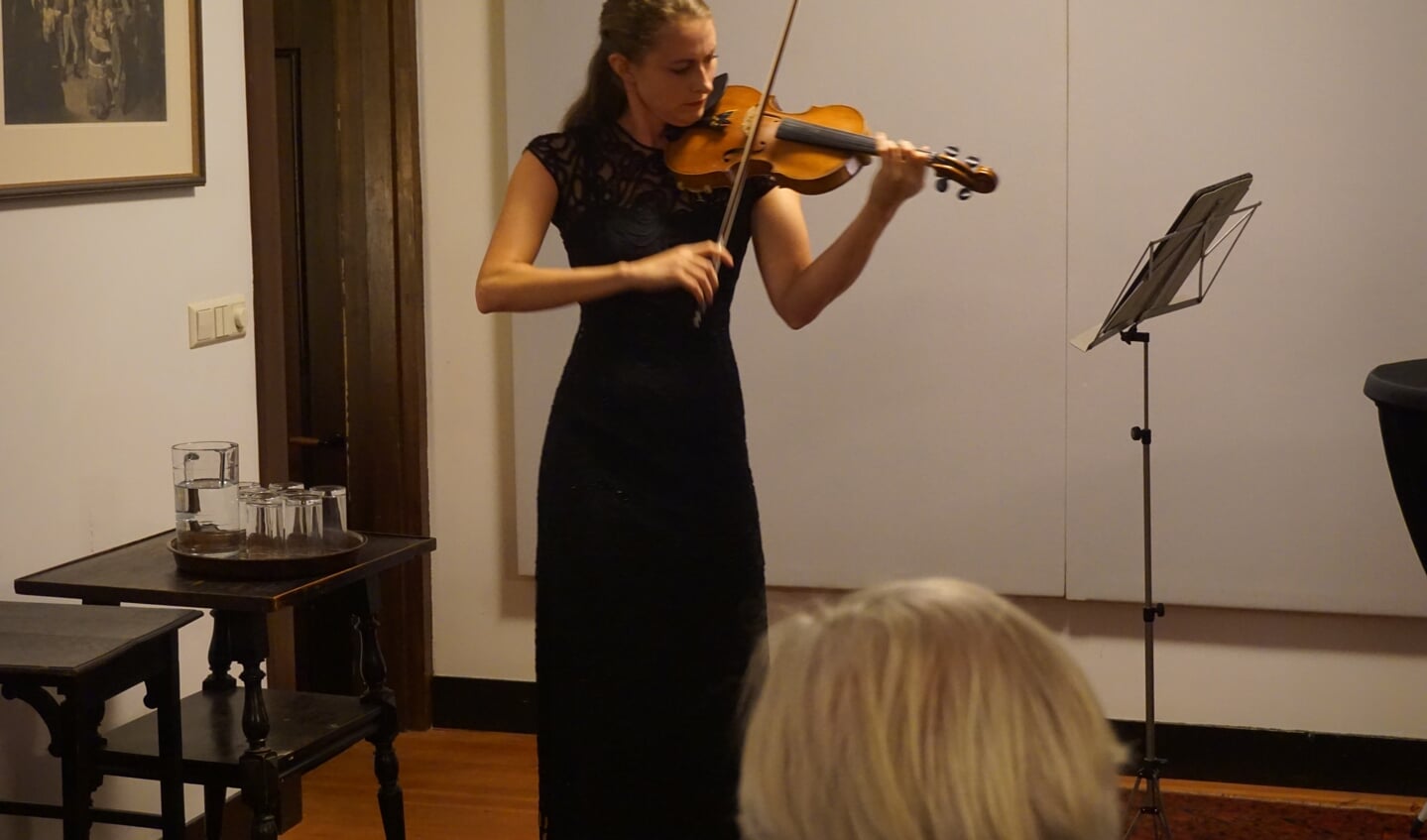 Emma Roijackers tijdens de vertolking van een compositie van J.S. Bach.