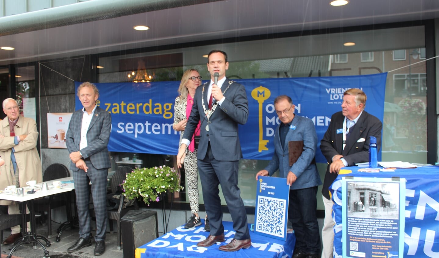 Burgemeester Sjoerd Potters opent Open Monumentendag.