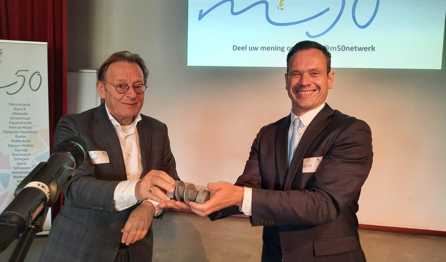 Burgemeester Koos Janssen(l) en zijn opvolger burgemeester Sjoerd Potters.