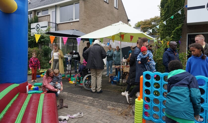 Bewoners van de Van Einthovenweg en de Nobellaan hadden voor de burendag zaterdag zelf voor hapjes en drankjes gezorgd. Voor de kinderen was er een groot springkussen. 