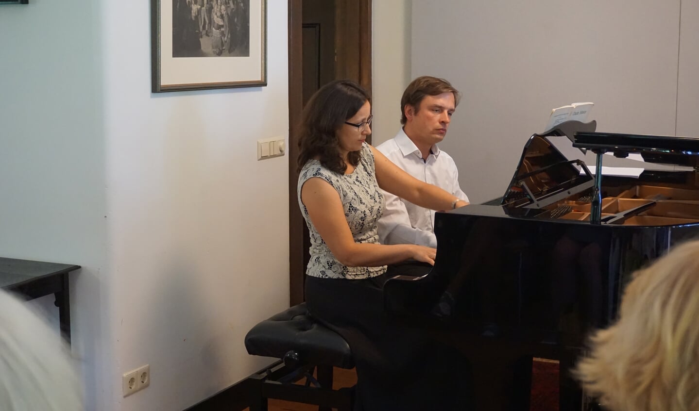 Het duo Aksana en Vital tijdens hun uitvoering van een compositie van J. Brahms.