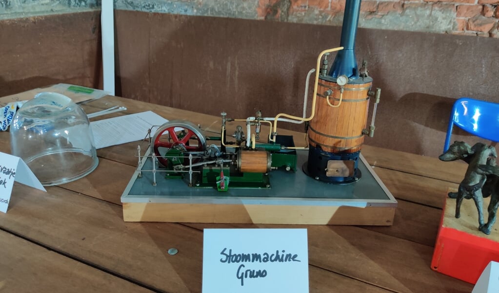 De miniaturen van Wim van ’t Land (1932-2010) zijn met de hand gemaakt. Ook deze stoommachine uit het Gruno-tijdperk in het ‘voormalig landbouwhuis ín Westbroek.