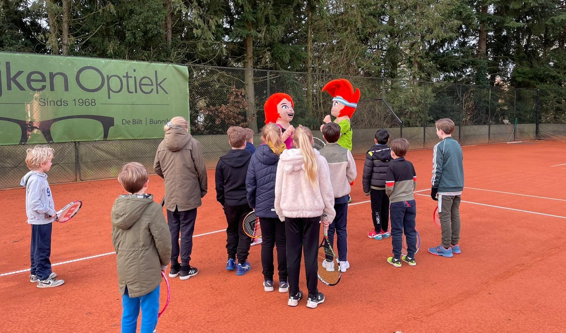 2 mascottes van de Nederlandse tennisbond KNLTB, Ace en Love , verzorgen de warming-up voor de kleinste kids.