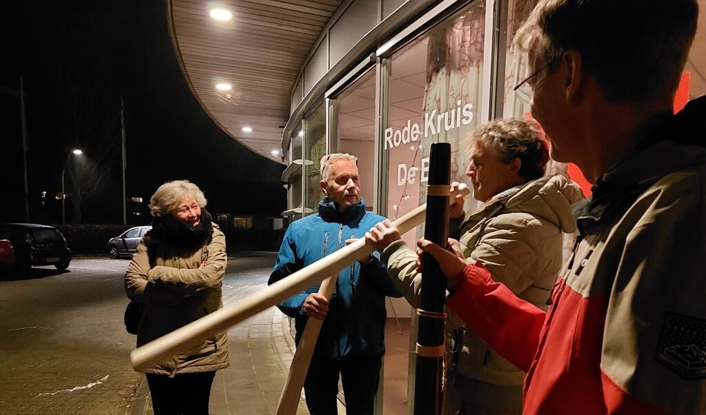 Ruut te Velthuis, Nico en Toos Drieënhuizen en Rolf Nijsse met de midwinterhoorns.