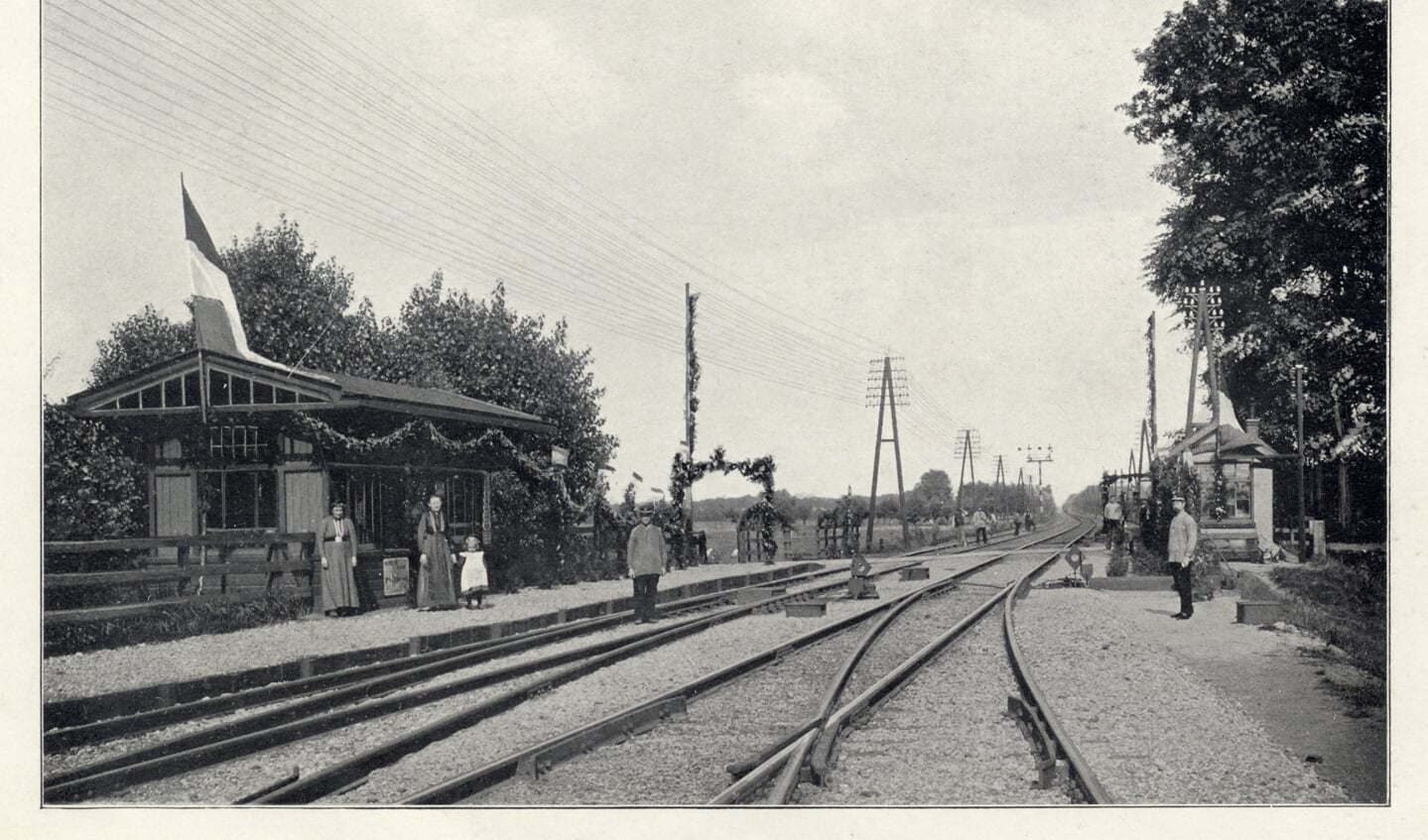 Op deze foto uit 1913 een gezicht op de versierde stopplaats Blauwkapel t.g.v. het 50-jarig jubileum van de Spoorwegmaatschappij. 