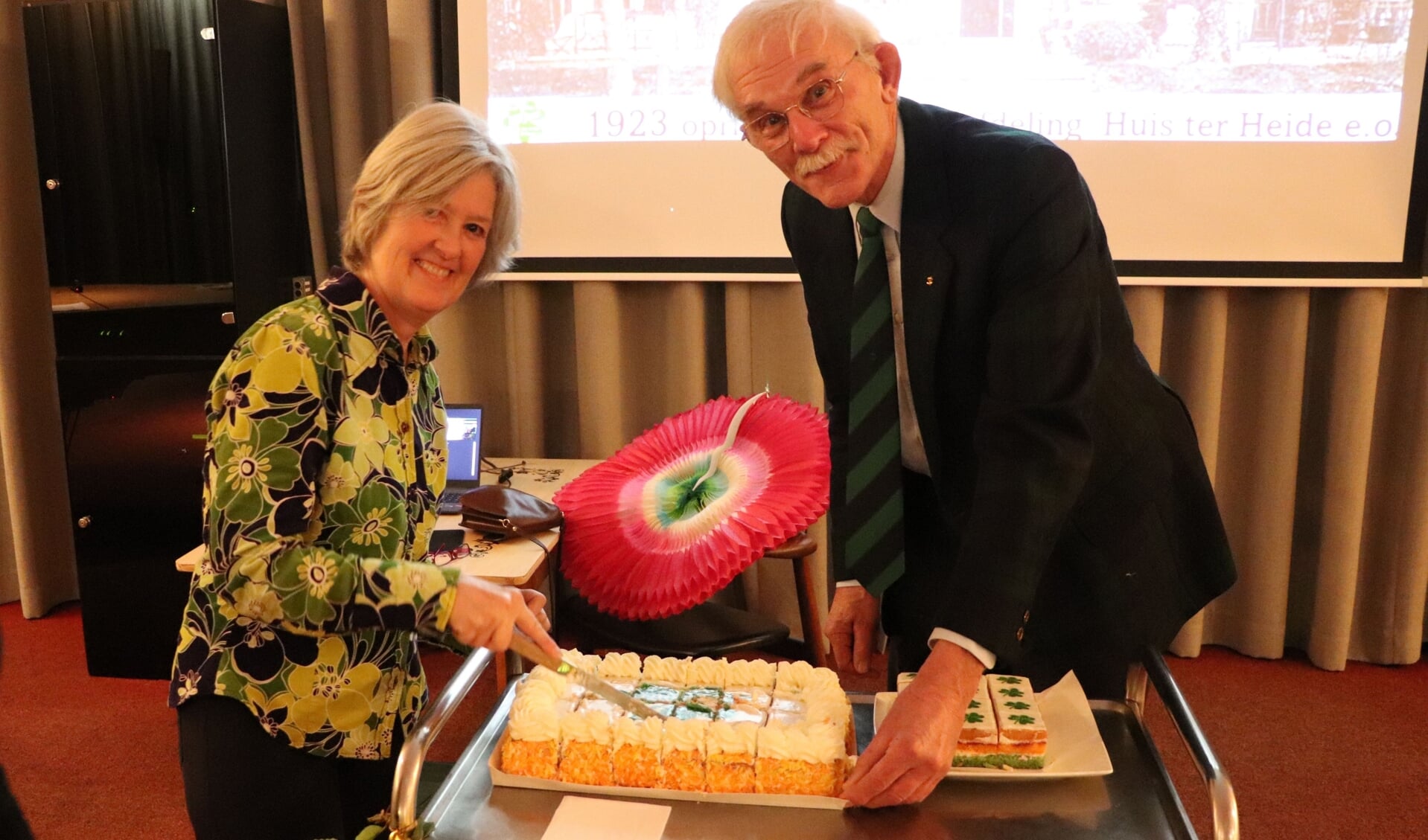 De taart wordt aangesneden door twee oud voorzitters Sylvia Bontan en Henri L’Honoré Naber.
