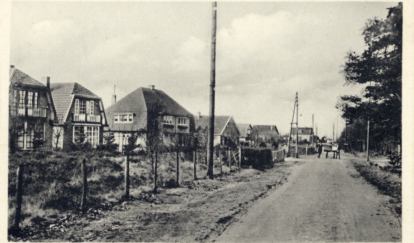 In de totale opzet (in 1920) was o.a. Hollandsche Rading niet begrepen; Op deze foto van voor 1930 een gezicht op de Spoorlaan. 