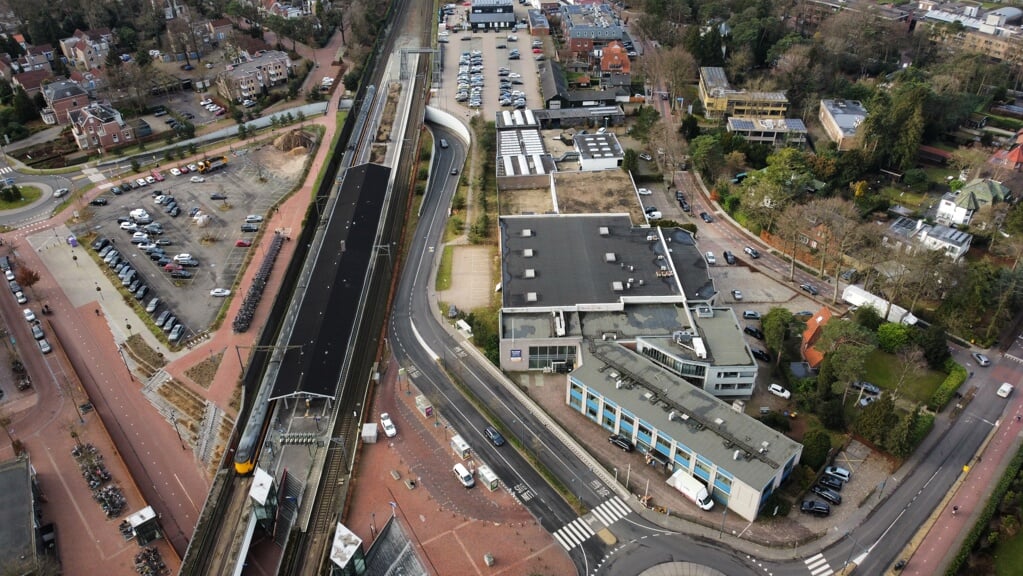 Deze foto van de Spoorzone toont het parkeergebruik van m.n. de Driehoek goed aan. (foto Jos van der Worp)