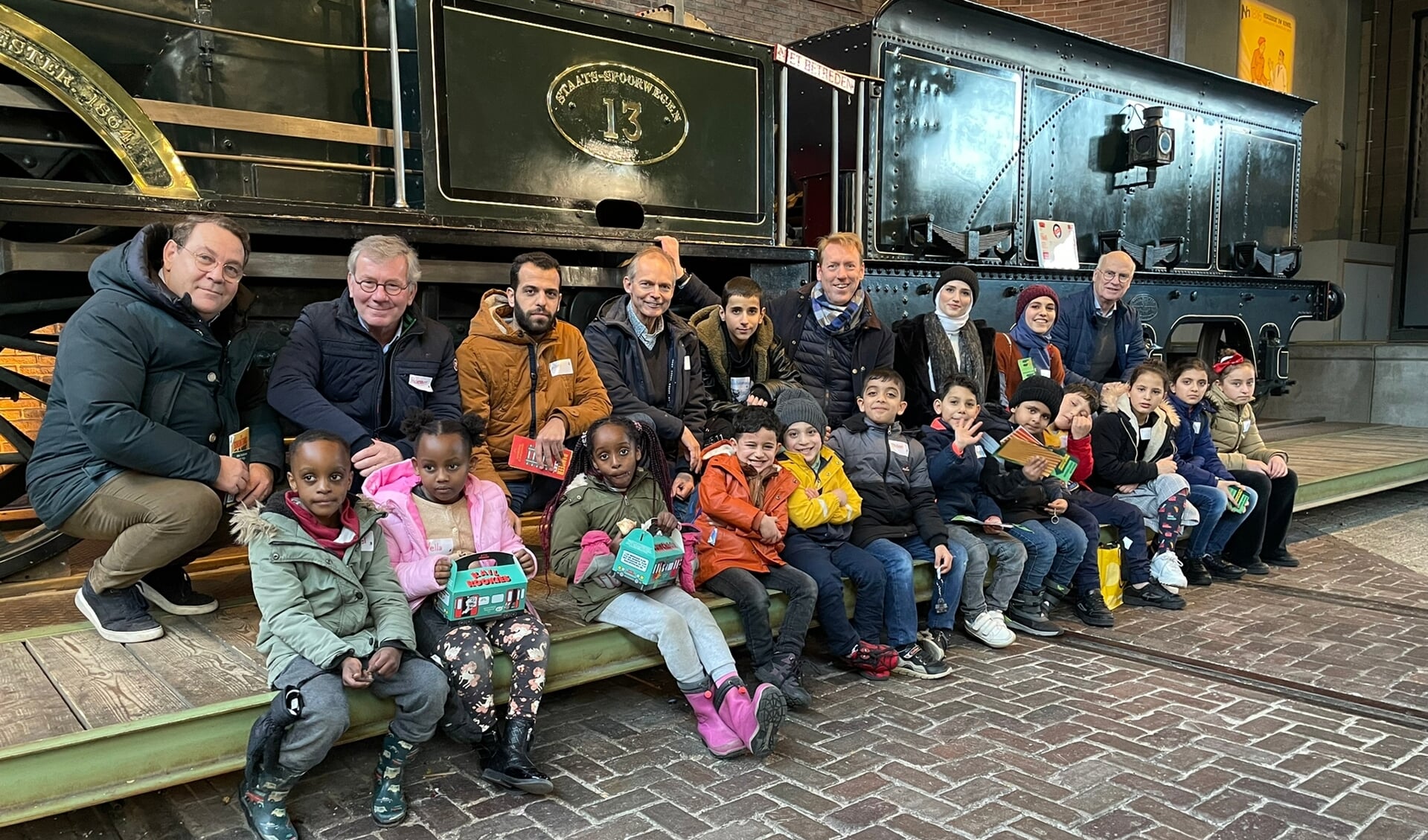 17 kinderen uit Egypte, Syrië en Turkije samen met leden van de Lionsclub De Bilt-Bilthoven bij het Spoorwegmuseum in Utrecht.