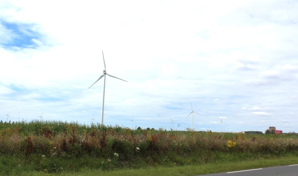 Drie windturbines staan op Houtens grondgebied; deze leverden duurzame opgewekte elektriciteit op voor 3300 ‘gemiddelde’ huishoudens onder de huidige maatwerkvoorschriften voor geluid.