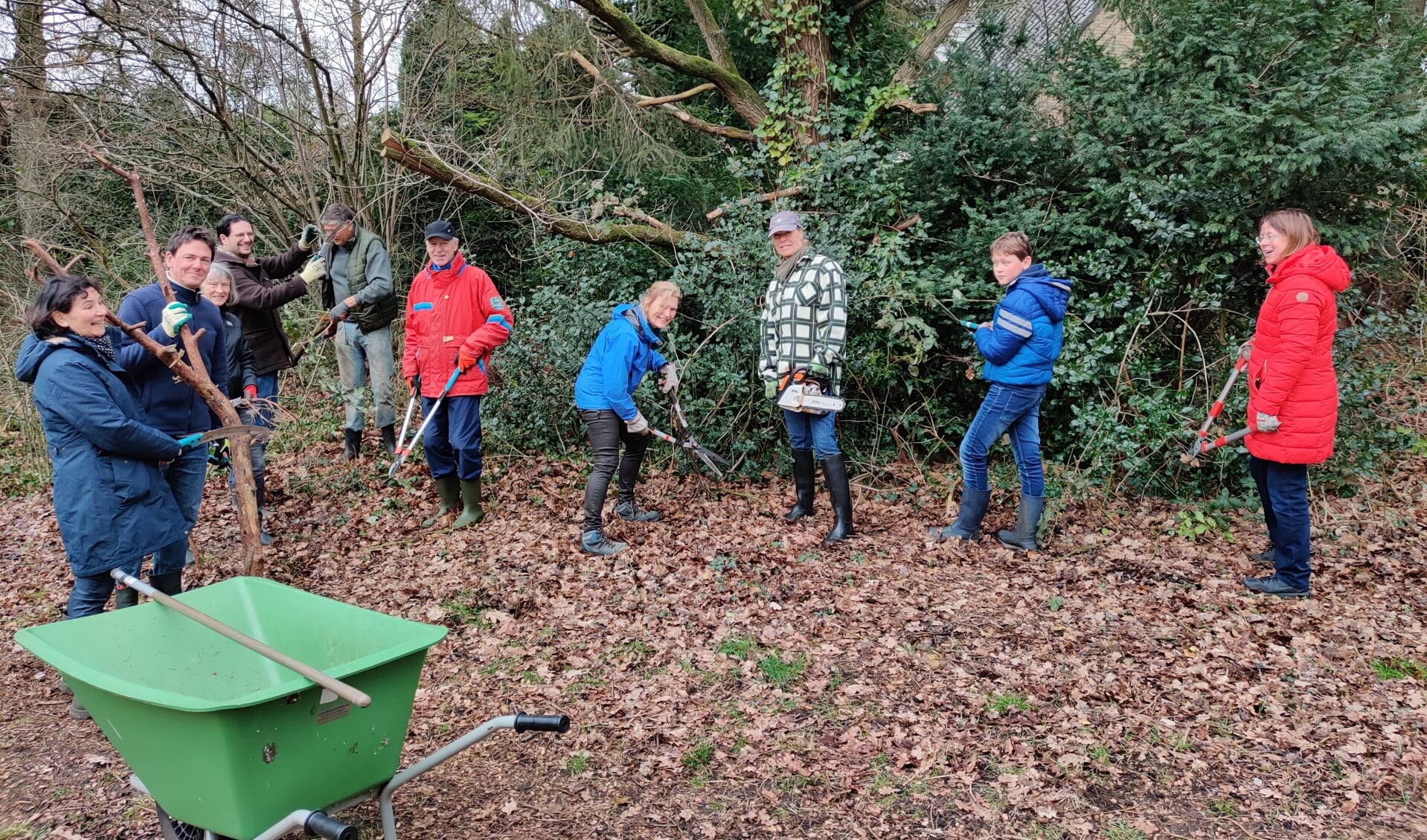 Een grote groep vrijwilligers steekt de handen uit de mouwen bij het oude Biltsche Meertje. 