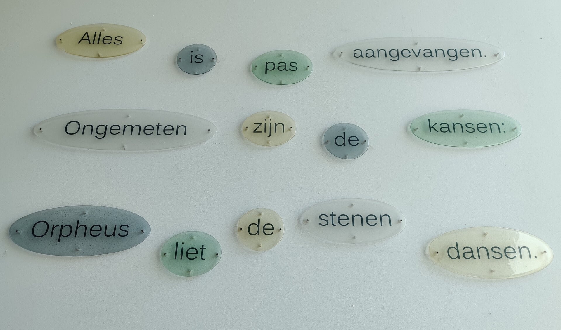 Deze woorden sieren de wand van de ontvangsthal van de Werkplaats. Glaskunstwerk (2019) van Sascha Hacska, oud-werker van de WP.