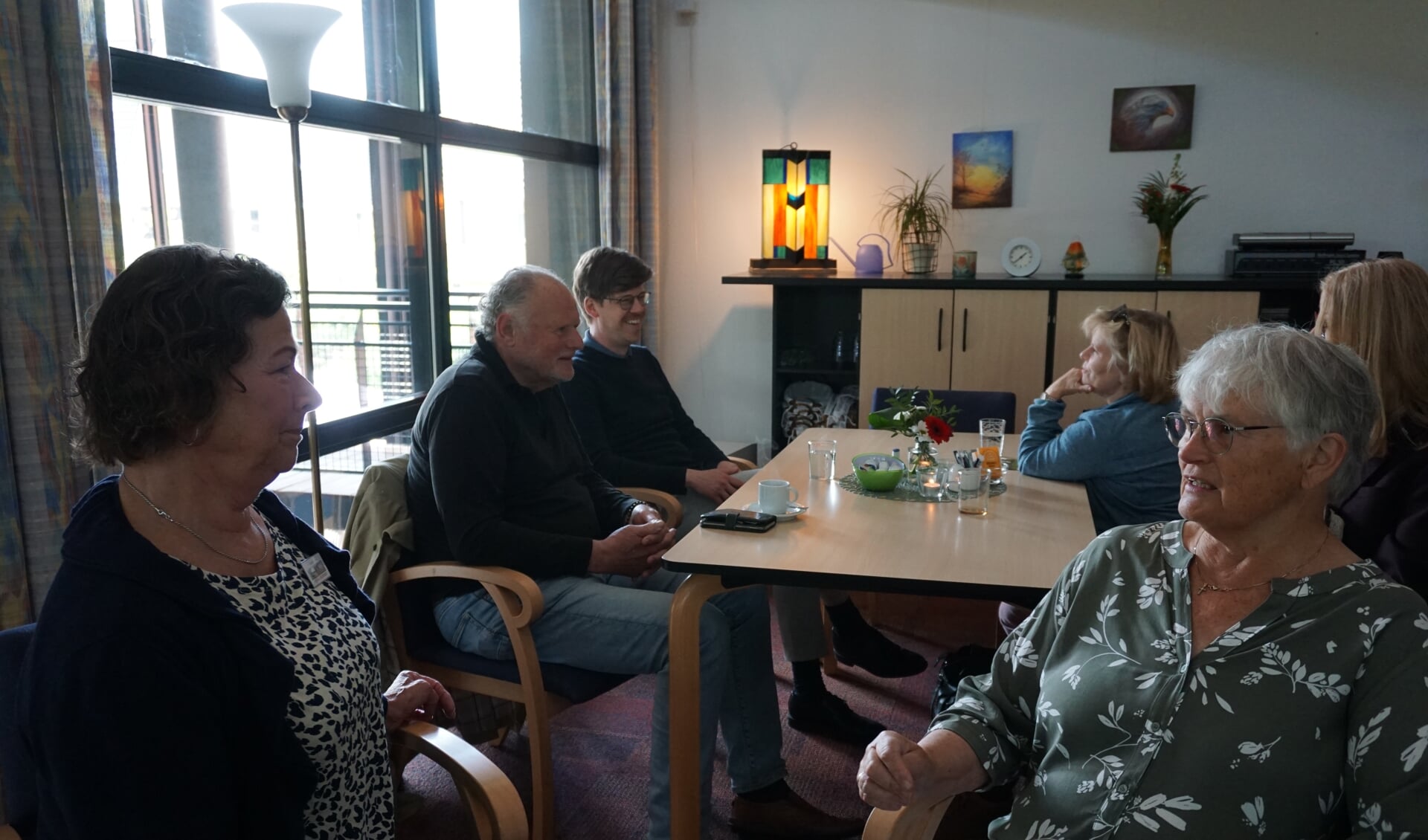 Onder de bezoekers was ook wethouder Dolf Smolenaers; hier in gesprek met enkele bewoners van dit huis.