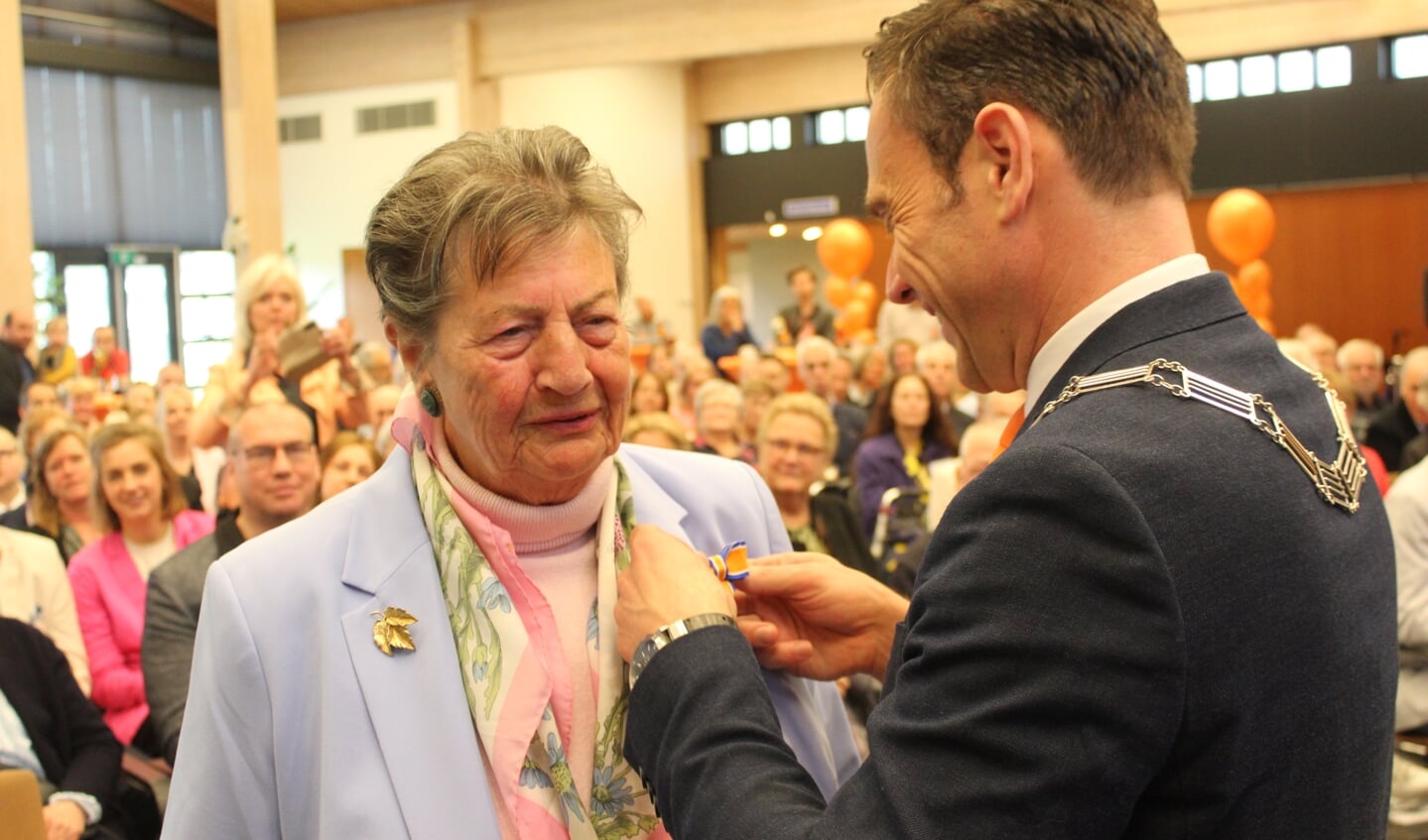 Marie-Louise Jurg - van der Sman wordt door burgemeester Sjoerd Potters ‘onderscheiden. 