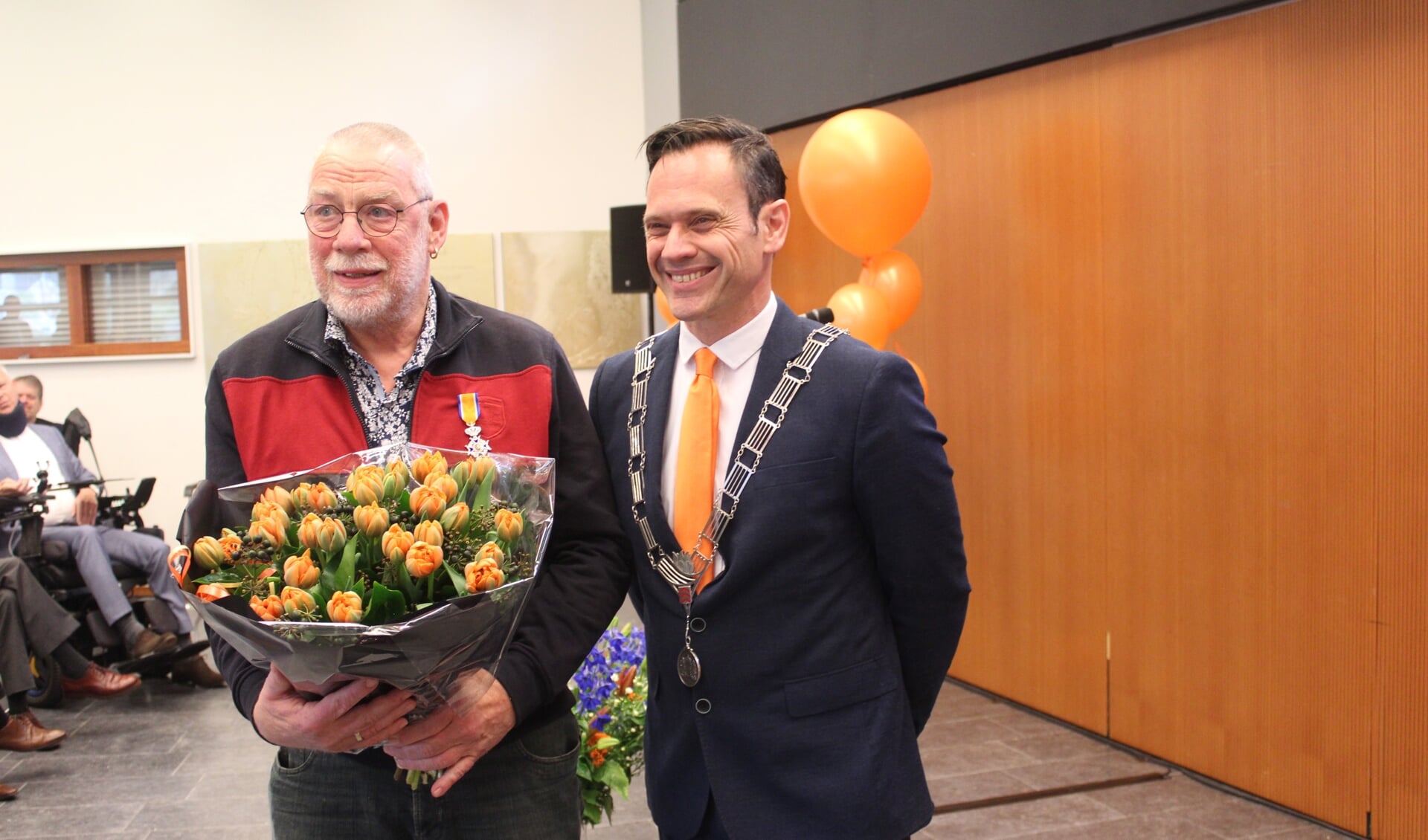Voor al die ‘verbindende’ activiteiten ontving Johan van Mansum op 26 april de versierselen als Lid in de Orde van Oranje-Nassau uithanden van burgemeester Sjoerd Potters. 