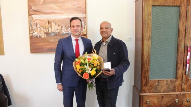 Chapeaupenning voor Partap Bansie