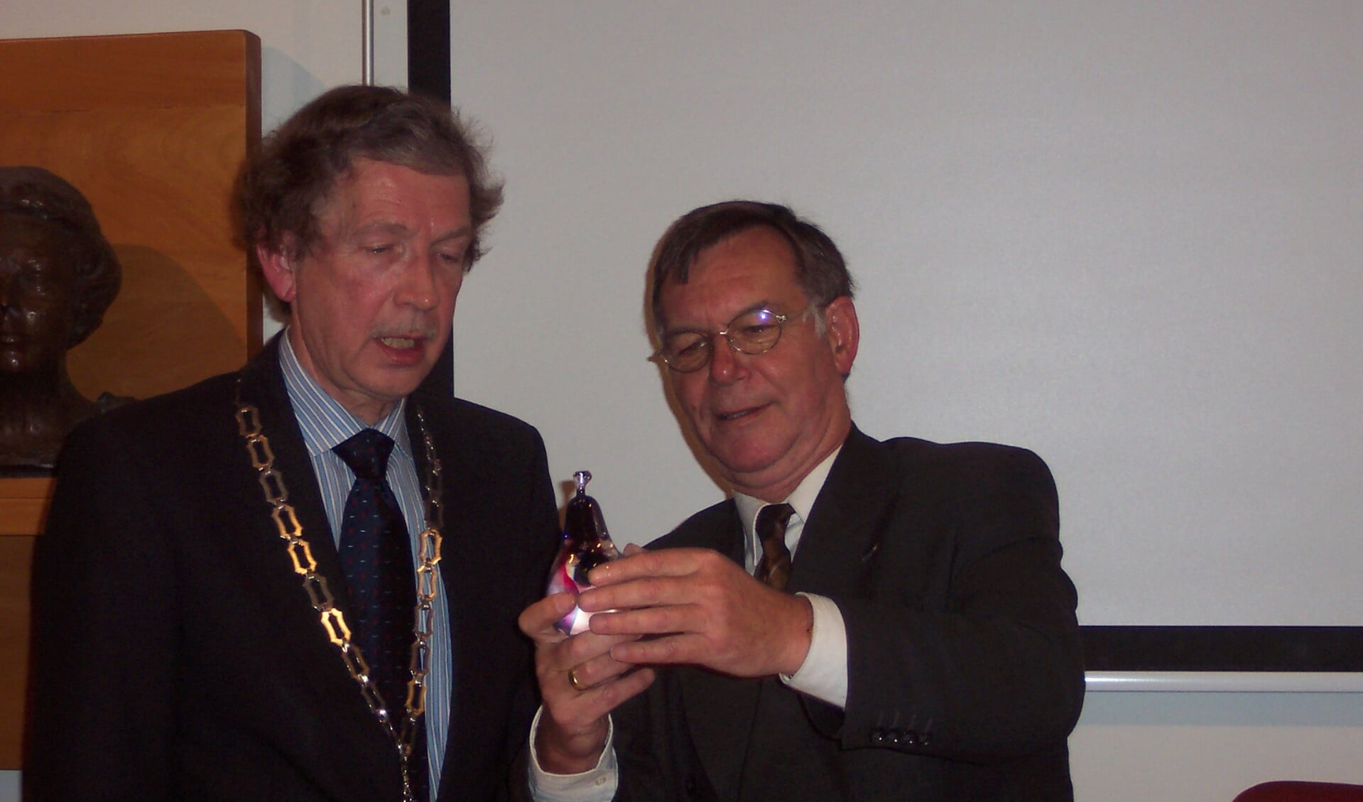 Burgemeester Alexander Tchernoff bood Okke Pol bij zijn afscheid een cadeau van Leerdams glas aan.