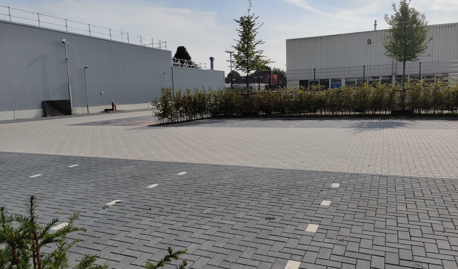 De aangelegde parkeerplaats draagt bij aan het oplossen van de parkeerproblematiek in de Ambachtstraat.