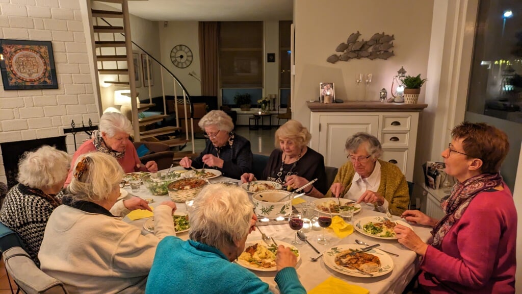 Deelnemers genieten van een heerlijke maaltijd.
