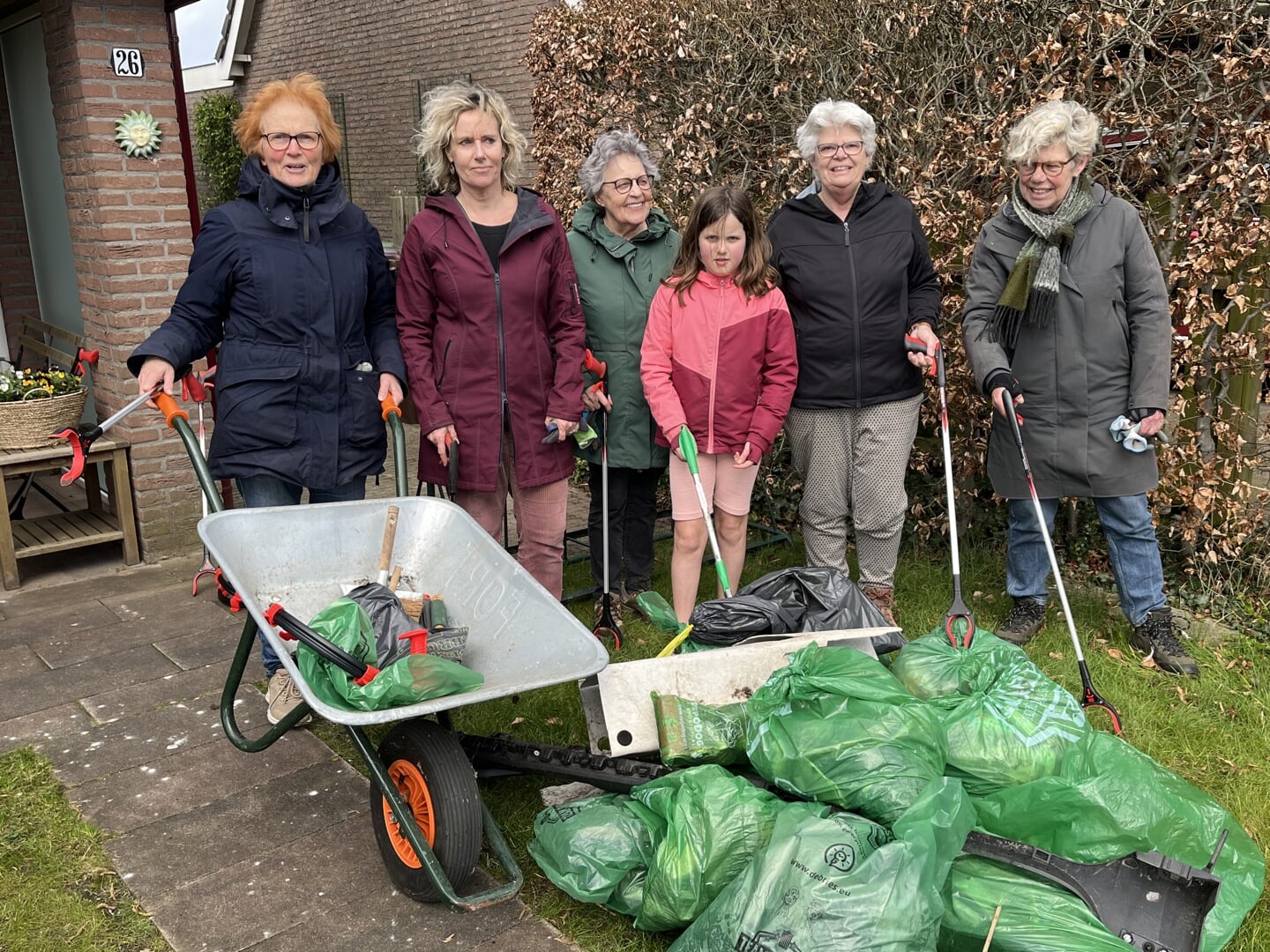 In Westbroek verzamelde een kleine groep vrijwilligers 11 zakken en groot los afval. 