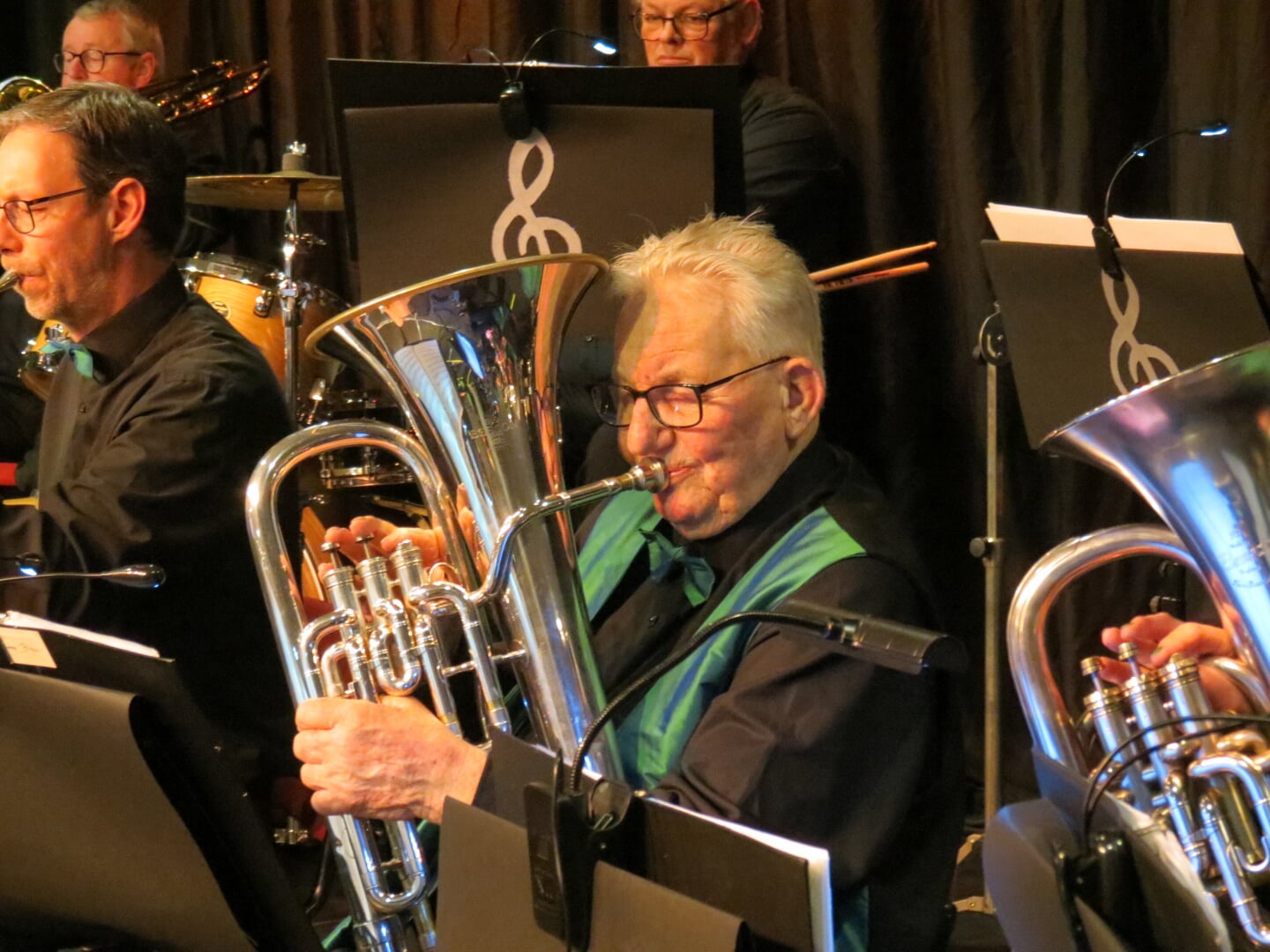 Baritonspeler Kees Bos nam afscheid van ‘zijn’ orkest; de Maartensdijker werd door het bestuur tot erelid benoemd.