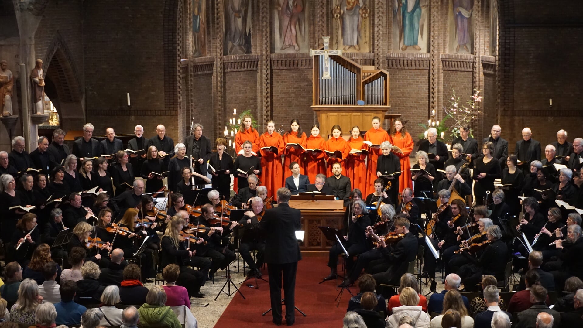 In de prachtige OLV-Kerk werd Bachs Matthäus-Passion toegewijd uitgevoerd door het Dudok-ensemble. 