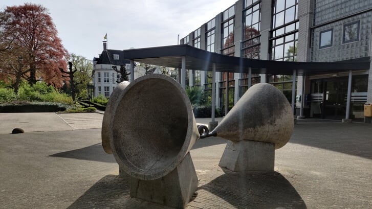 Op de ruimte voor de ingang van het gemeentehuis staat de ‘communicatiebron’ van Carel Lanters. 