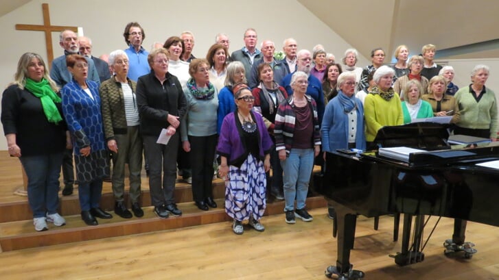 De afgelopen weken hebben 60 enthousiaste burgers in de Centrumkerk in Bilthoven de liederen ingestudeerd. [foto Guus Geebel]
