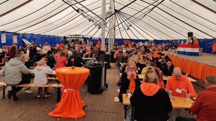 Westbroek - Na de Reveille (07.00 uur), koffie en taart (10.00 uur)en Aubade (10.30 uur) was er om 11.30 uur nog een uiterst goedbezochte Bingo op Koningsdag in Westbroek. 